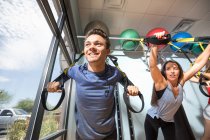 Freunde trainieren mit Widerstandsband im Fitnessstudio — Stockfoto