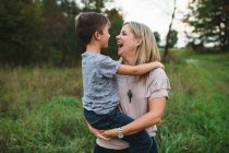 Mutter und Sohn lachen und genießen draußen — Stockfoto