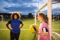 Frauenfußballmannschaftstraining, Hackney, East London, Großbritannien — Stockfoto