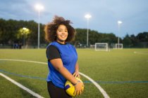 Giocatrice di football femminile, Hackney, East London, Regno Unito — Foto stock