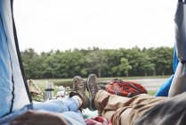 Couple d'âge mûr en bottes de randonnée détente dans la tente — Photo de stock
