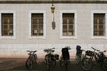 Reihe von Fahrrädern vor dem Gebäude geparkt, Annecy, auvergne-rhone-alpes, Frankreich — Stockfoto