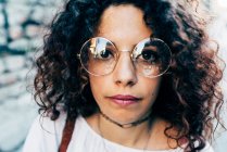 Frau mit runder, großumrandter Brille, Mailand, Italien — Stockfoto