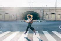 Mulher usando travessia de pedestres, Milão, Itália — Fotografia de Stock