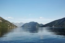 Vista panorámica de las montañas y la bahía de Kotor, Montenegro - foto de stock