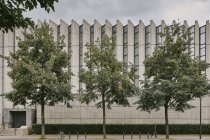Vue lointaine des arbres et du bâtiment du conseil régional, Dijon, Bourgogne, France — Photo de stock