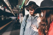 Jovem casal de pé na plataforma de trem — Fotografia de Stock
