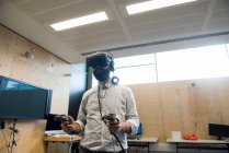 Homme portant casque de réalité virtuelle — Photo de stock
