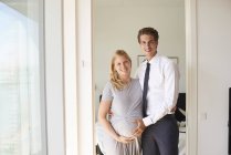 Ritratto di coppia incinta con in appartamento — Foto stock