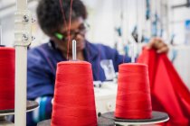 Costurera trabajando en overlocker en fábrica, Ciudad del Cabo, Sudáfrica - foto de stock