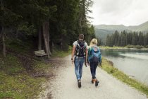 Vista posteriore di coppia escursioni in riva al lago, Tirolo, Steiermark, Austria, Europa — Foto stock