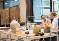 Chers collègues dans le studio d'art de la poterie — Photo de stock