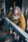 Schmied bereitet Maschinen in Metallwerkstatt vor — Stockfoto