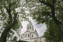 Blick aus dem niedrigen Winkel auf unsere Stiftskirche, Loches, Loire-Tal, Frankreich — Stockfoto