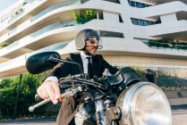 Ritratto di uomo d'affari maturo seduto su moto — Foto stock