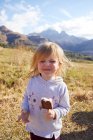 Junges Mädchen isst Eis lolly, in ländlicher Umgebung — Stockfoto