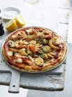 Pizza pour amateurs de fruits de mer dans un plat à pizza — Photo de stock