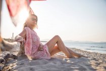 Mulher relaxante na praia em Palma de Maiorca, Islas Baleares, Espanha, Europa — Fotografia de Stock
