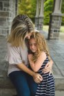 Mutter tröstet Tochter auf Veranda — Stockfoto
