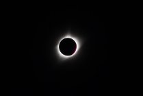 Eclipse solar total, concepto de fenómeno natural - foto de stock