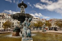 Fontaine sur la place Rossio, Lisbonne, Portugal — Photo de stock
