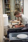Uomo in studio d'arte con ruota in ceramica — Foto stock