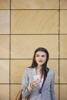 Молодая деловая женщина использует смартфон на открытом воздухе — стоковое фото