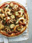 Meeresfrüchte-Liebhaber-Pizza in Pizzaschüssel, Blick über den Kopf — Stockfoto