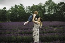 Mutter und Tochter im Lavendelfeld — Stockfoto