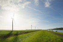 Turbinas eólicas temprano en la mañana, Rilland, Zelanda, Países Bajos, Europa - foto de stock