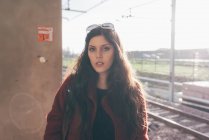 Portrait de jeune femme debout sur le quai du train — Photo de stock