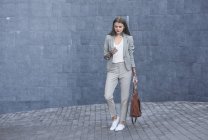 Junge Geschäftsfrau nutzt Smartphone im Freien — Stockfoto