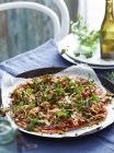Thon et pizza aux olives vertes sur un plat à pizza, gros plan — Photo de stock