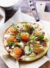 Nahaufnahme von leckeren Jakobsmuscheln Foie Gras Pizza auf dem Tisch — Stockfoto