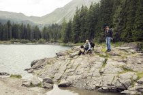 Couple avec chiens randonnées au bord du lac, Tyrol, Steiermark, Autriche, Europe — Photo de stock