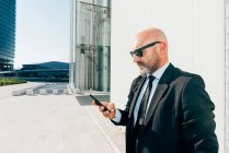 Reifer Geschäftsmann im Freien, mit Smartphone — Stockfoto