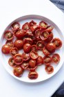 Tomates cherry en plato, vista aérea - foto de stock