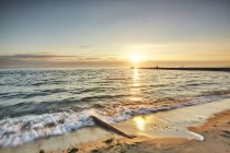 Onde che lambiscono sulla spiaggia al tramonto, Odessa, Odessa Oblast, Ucraina, Europa — Foto stock