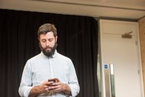 Mann schreibt SMS auf Smartphone — Stockfoto