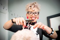 Donna che lavora nel salone di parrucchiere — Foto stock