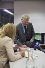 Коллеги используют ноутбук в конференц-зале — стоковое фото