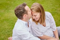 Hombre besar esposa en la frente - foto de stock