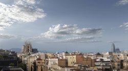 Catedral de la Sagrada Familia y torre de Agbar, Barcelona skyline, Cataluña, España, Europa - foto de stock