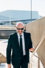 Ritratto di uomo d'affari maturo che cammina sui gradini — Foto stock