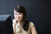 Business woman working at computer — Stock Photo