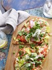 Carpaccio de salmón y pizza de hinojo a bordo - foto de stock