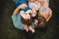 Famiglia in campo lavanda, Campbellcroft, Canada — Foto stock