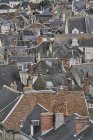 Vista elevata di case a schiera e tetti tradizionali, Amboise, Valle della Loira, Francia — Foto stock