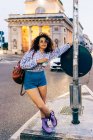 Жінка в центральний застереження на вулиці, Мілан, Італія — стокове фото