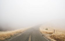 Estrada nebulosa vazia, Fairfax, Califórnia, EUA, América do Norte — Fotografia de Stock
